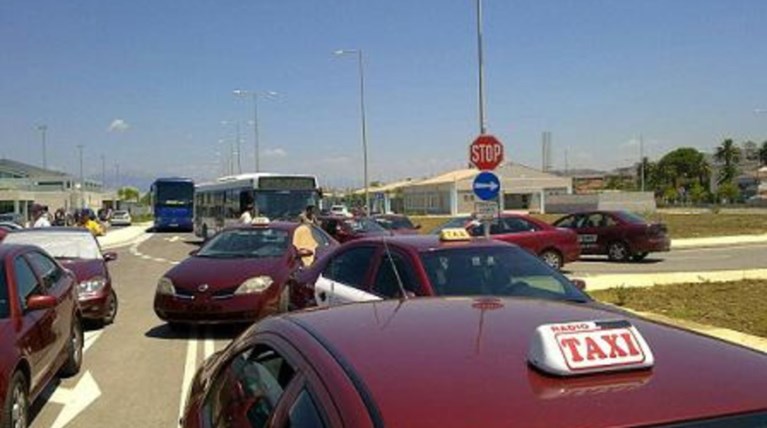 Χειροπέδες σε 26 οδηγούς ταξί που εκτελούσαν ...χρέη ΚΤΕΛ