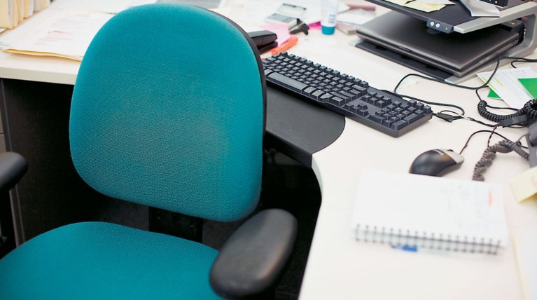 Σπρώχνουν στη σύνταξη 50.000 δημοσίους υπαλλήλους