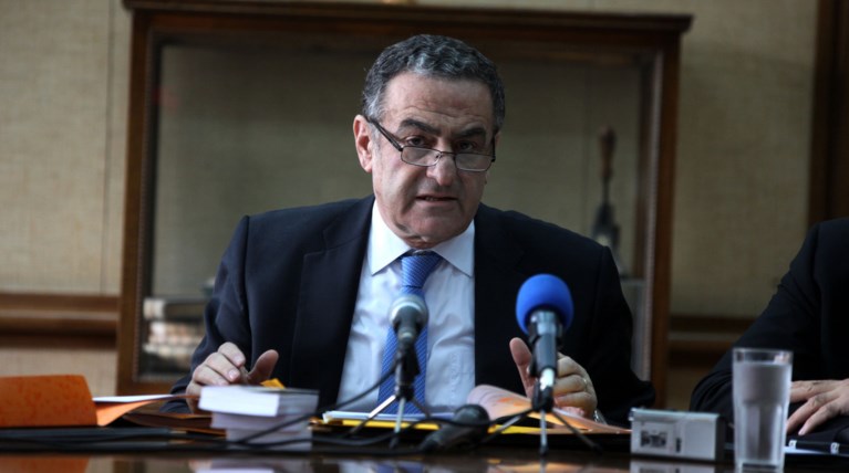 Νίπτει τας χείρας του ο Αθανασίου για τον Ρωμανό