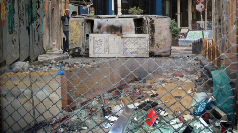 Επίθεση  από τις ταράτσες η νέα μέθοδος των αντιεξουσιαστών σε Εξάρχεια
