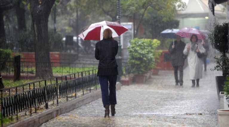 Βροχές και καταιγίδες μέχρι το βράδυ της Τρίτης - Πού θα χτυπήσουν
