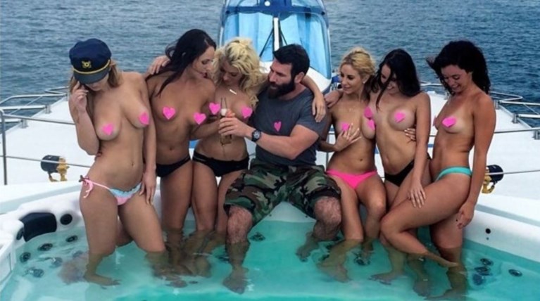 Σκλάβες του σεξ, λεφτά, όπλα. Ο βασιλιάς του instagram προκαλεί...