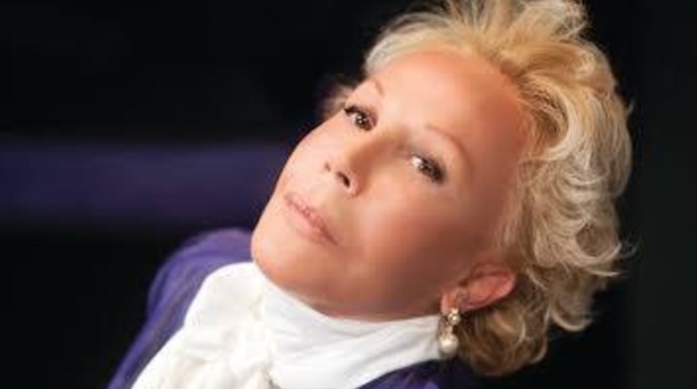 Η Λάσκαρη έγινε 70 και τα «χώνει» στους δημοσιογράφους!