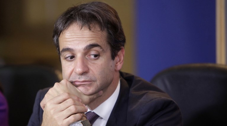 Μύρισε εκλογές - βρέχει ρουσφέτια στη Βουλή