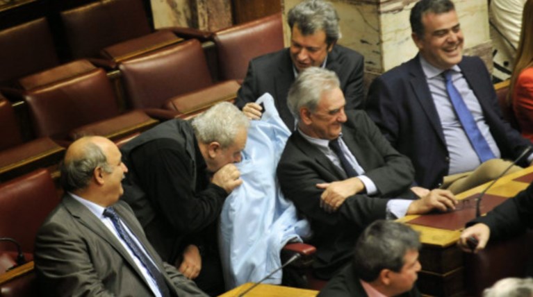 Γιατί ο Ψαριανός μυρίζει το παλτό της Ραχήλ Μακρή;