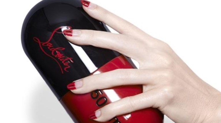 Ο Louboutin και το τσαντάκι των... 7.000 ευρώ!