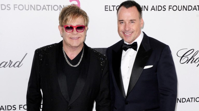 Ο Έλτον Τζον παντρεύτηκε και με θρησκευτικό γάμο τον σύντροφό του