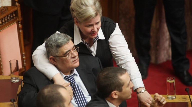 Ο εναγκαλισμός της Ζαρούλια στον σύζυγό της Νίκο Μιχαλολιάκο.