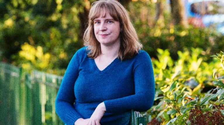 Είναι μόνη, παρθένα και έχει τουλάχιστον δύο παιδιά