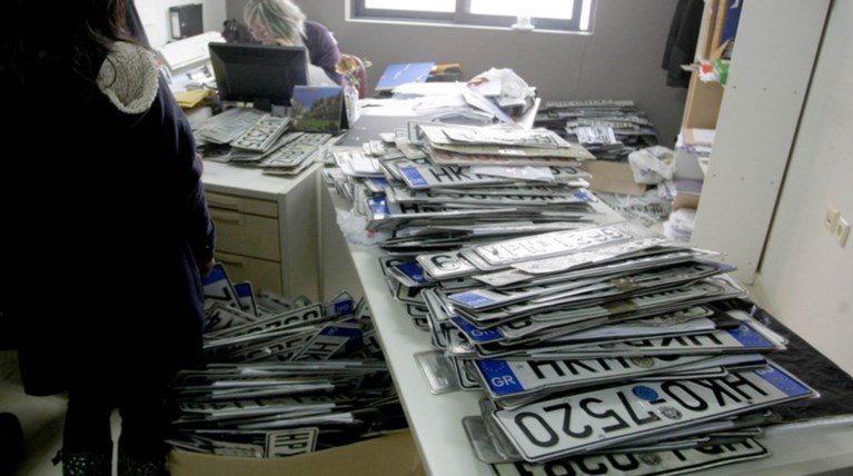 Πάνω από 120.000 καταθέτουν τις πινακίδες αυτοκινήτων