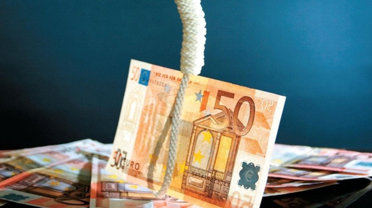 Grexit και EKT ρίχνουν το ευρώ σε χαμηλό 9 ετών