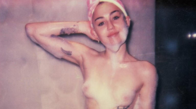 Μάιλι Σάιρους: Ολόγυμνη στη μπανιέρα