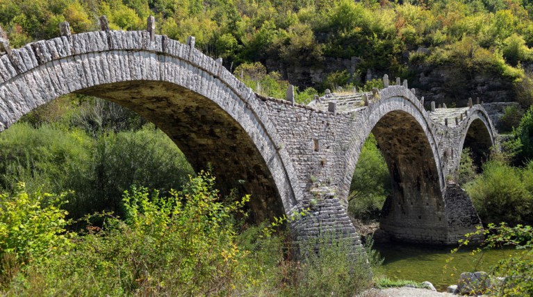 Στα μνημεία πολιτισμού ανήκουν έξι ηπειρώτικα γεφύρια