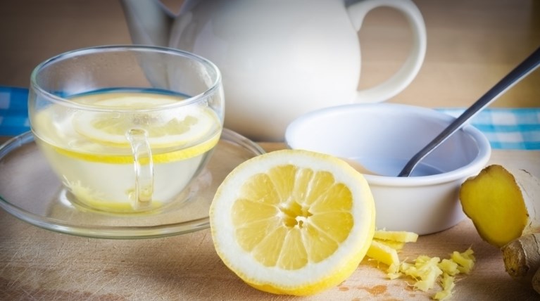 Έξι λόγοι για να πίνετε ζεστό νερό με λεμόνι κάθε πρωί
