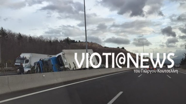 2 νεκροί και 3 τραυματίες από νταλίκα που έριξε κολώνα της ΔΕΗ
