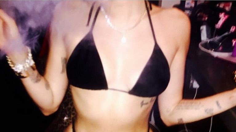 Η Μάιλι Σάιρους κάνει pole dancing, καπνίζοντας μαριχουάνα (βίντεο)