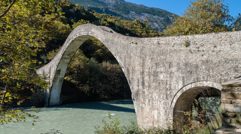 Κατέρρευσε το ιστορικό γεφύρι-Εκκένωση χωριών στην Άρτα