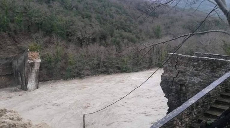 Αυτό είναι ότι απέμεινε από το γεφύρι της Πλάκας...