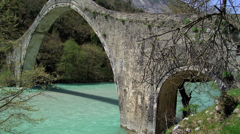 Το βαρύ «ιστορικό φορτίο» του γεφυριού της Πλάκας που κατέρρευσε