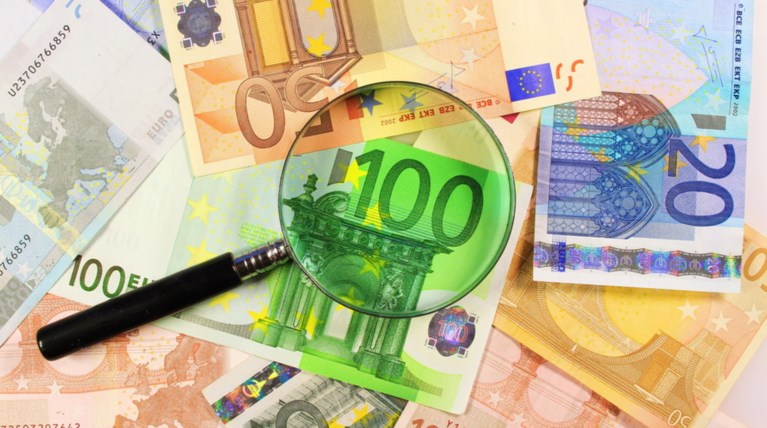 Bloomberg: «Οι Ελληνες κρύβουν τα λεφτά τους στα πλακάκια μπάνιου»