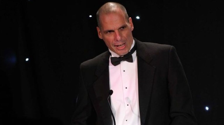 Οι Αγγλοι έψαξαν και βρήκαν τον Βαρουφάκη με παπιγιόν από το 2011