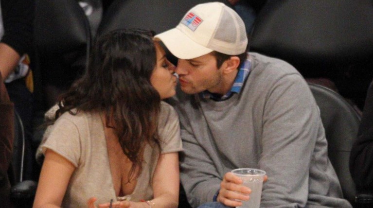 Μίλα Κούνις – Αστον Κούτσερ: Φιλήσαμε την ίδια γυναίκα