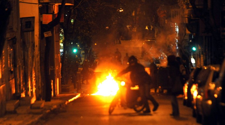 Εξάρχεια: Αγνωστοι έκαψαν περιπολικό της τροχαίας