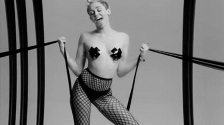 Η Μάιλι Σάιρους σε βίντεο για φεστιβάλ πορνό