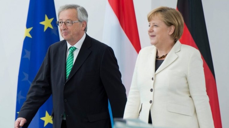 Spiegel:  Υπάρχει υπόγειος πόλεμος Μέρκελ με Γιούνκερ και στη μέση η Ελλάδα