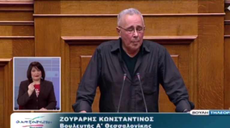 Η διερμηνέας που μετέφερε στη νοηματική την ομιλία Ζουράρι