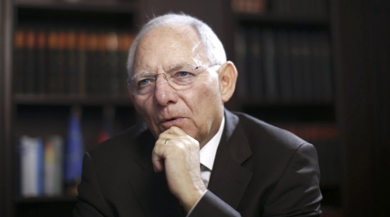 Βάζει φωτιά ο Σόιμπλε πριν από την κρίσιμη συνεδρίαση