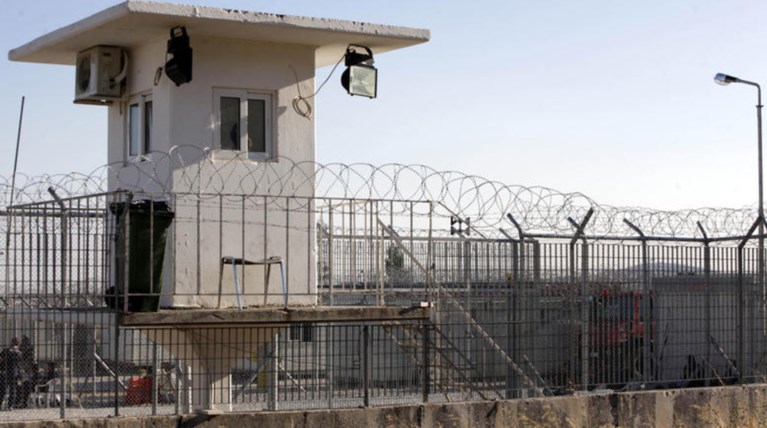 Απόπειρα μαζικής απόδρασης μεταναστών από την Αμυγδαλέζα