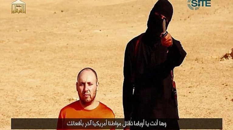 BBC: Αυτός είναι ο μακελάρης της ISIS με το μαχαίρι