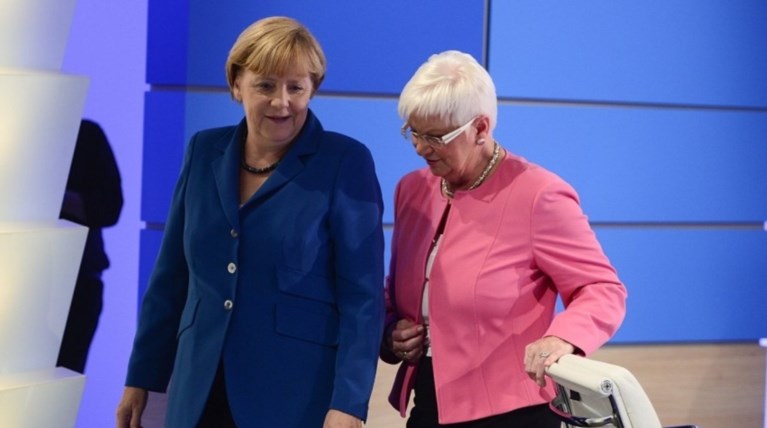 Χάσελφελτ προς Γιούνκερ: Φάουλ η εξαίρεση της Γαλλίας