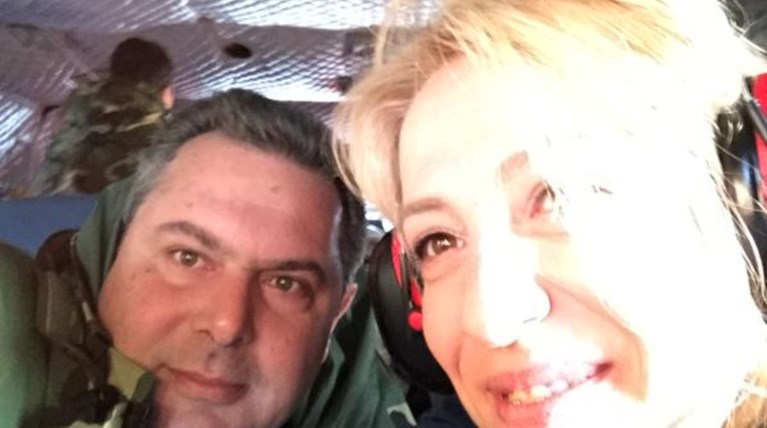 Η selfie Καμμένου-Δούρου μέσα στο στρατιωτικό αεροπλάνο