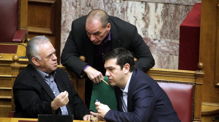 Σε ταμεία και αποθεματικά ψάχνει η κυβέρνηση λεφτά για τα δάνεια
