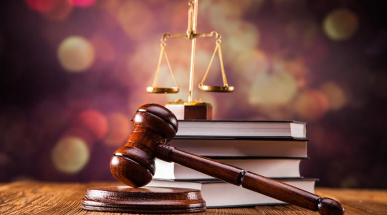 Δικηγόρος αποζημιώνει τον πελάτη της με 300 χιλ. ευρώ