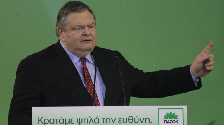 ΠΑΣΟΚ vs Βαρουφάκη: Μας οδηγεί στην καταστροφή