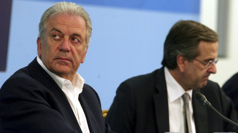 Ο Σαμαράς, οι δελφίνοι και στο βάθος... Αβραμόπουλος