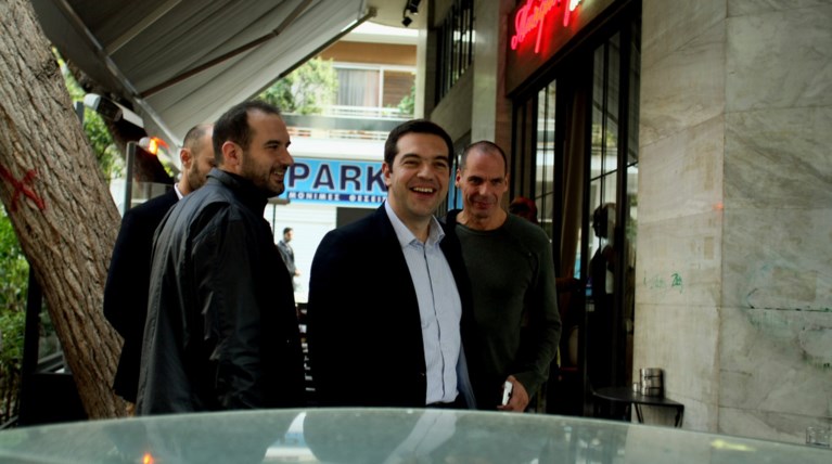 Ο περίπατος του Τσίπρα με τον Βαρουφάκη στο Παγκράτι