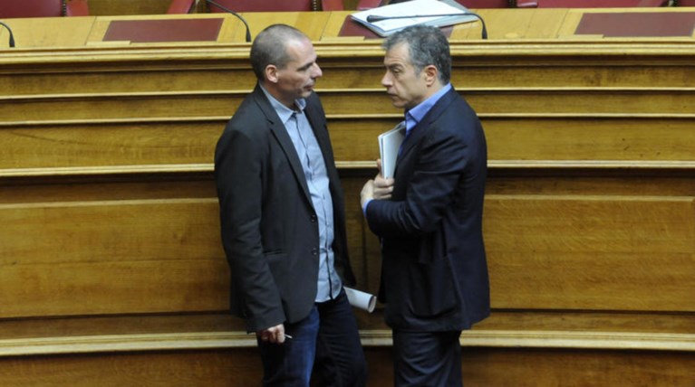 Ο Θεοδωράκης τρόλαρε τον ΣΥΡΙΖΑ στη Βουλή με κείμενο του Βαρουφάκη