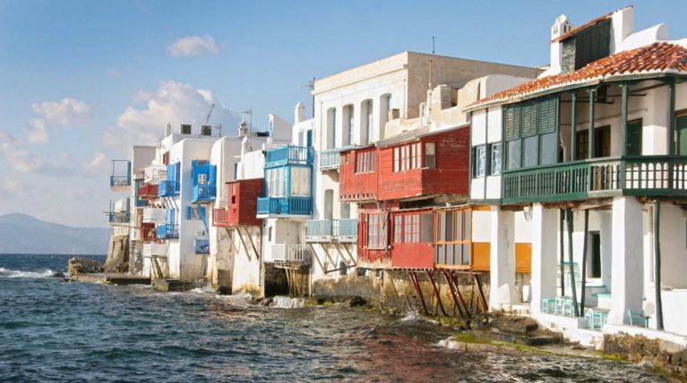 DW: Σε Μύκονο και Σαντορίνη η αύξηση του ΦΠΑ