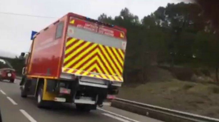 Σωστικά συνεργεία κατευθύνονται στο σημείο της συντριβής [Βίντεο]