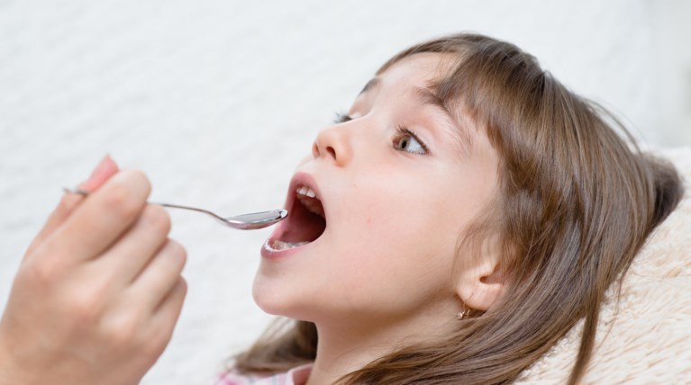 Μη δίνετε στα παιδιά σας τα φάρμακα με το κουταλάκι