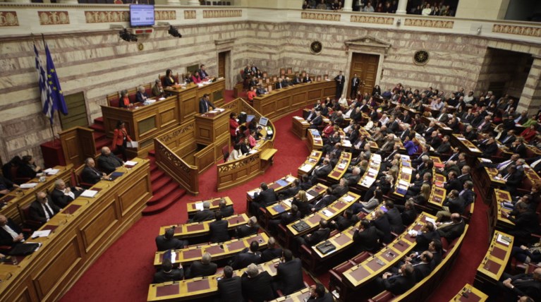 Οι καυτοί διάλογοι στη θυελλώδη συνεδρίαση της Βουλής
