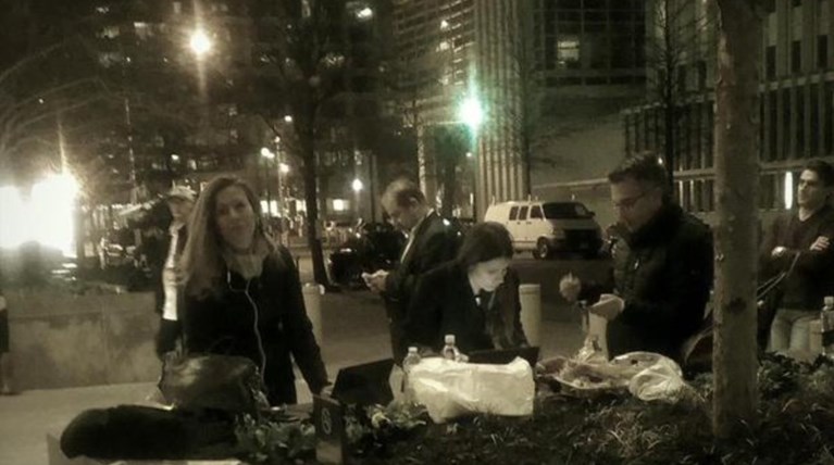 Οι Ελληνες ανταποκριτές έξω από τα γραφεία του ΔΝΤ