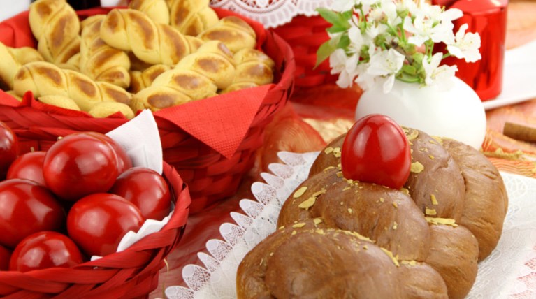 Λαμπάδα, τσουρέκι, κόκκινα & σοκολατένια αυγά: Τα πασχαλινά έθιμα & δώρα