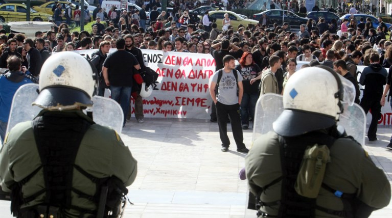 Ομάδα «μαξιλάρι» μεταξύ ΜΑΤ - διαδηλωτών φτιάχνει η ΕΛ.ΑΣ.