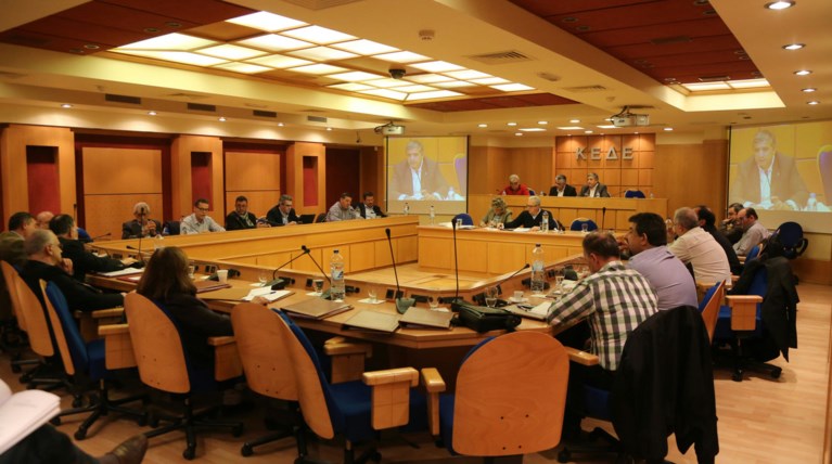 Οι δήμαρχοι αντιδρούν στη δέσμευση των αποθεματικών τους