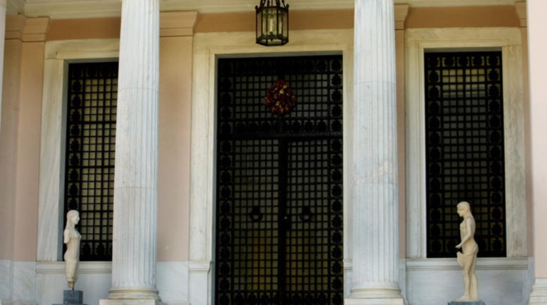 Ποιοι φορείς του δημοσίου χάνουν τα διαθέσιμά τους